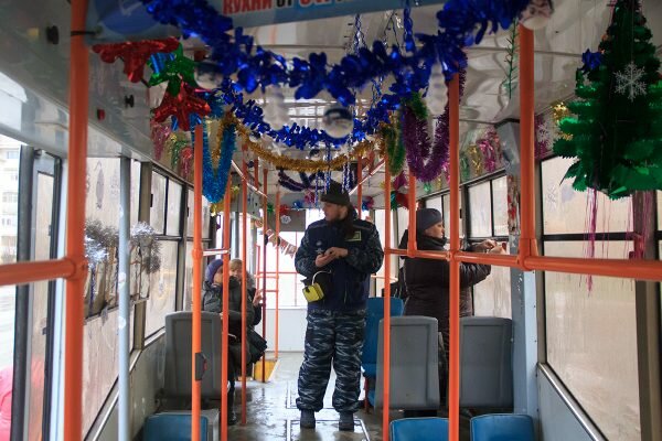 По Витебску ходят новогодние трамваи и троллейбусы. Фото Игоря Матвеева