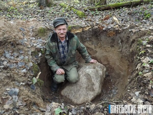 Александр Кушнеров у своей находки — магнитного валуна. Фото Сергея Ляшука / vitvesti.by