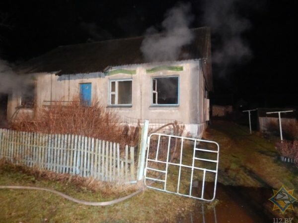 Один человек погиб, а двое оказались в больнице в результате пожара в Ушачском районе. Фото МЧС