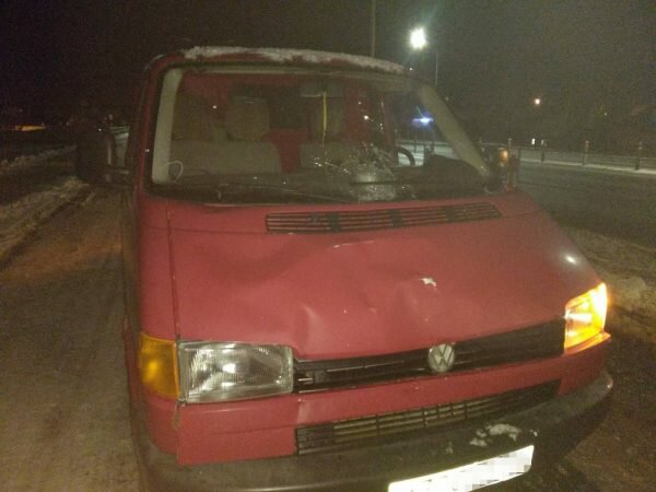 Микроавтобус сбил женщину, которая шла по проезжей части в Лиозно. Фото ГАИ