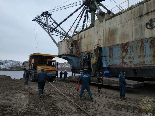 Карьерный самосвал «БелАЗ-7540А», который весит несколько десятков тонн, вытягивали при помощи огромного шагающего экскаватора и нескольких мощных бульдозеров. Фото МЧС