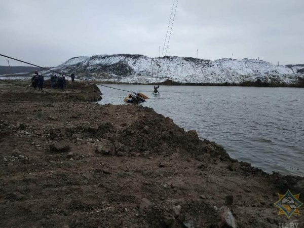 Карьерный самосвал «БелАЗ-7540А», который весит несколько десятков тонн, вытягивали при помощи огромного шагающего экскаватора и нескольких мощных бульдозеров. Фото МЧС