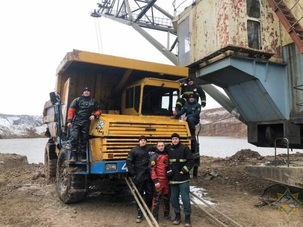 Карьерный самосвал «БелАЗ-7540А», который весит несколько десятков тонн, вытягивали при помощи огромного шагающего экскаватора и нескольких мощных бульдозеров. Фото МЧС