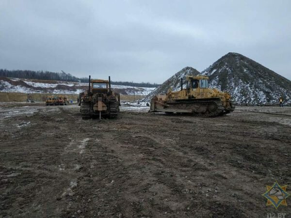 Карьерный самосвал «БелАЗ-7540А», который весит несколько десятков тонн, вытягивали при помощи огромного шагающего экскаватора и нескольких мощных бульдозеров. Фото МЧС