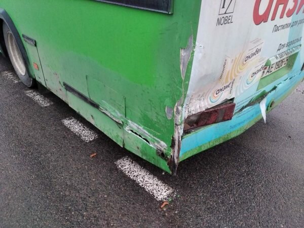 Два внедорожника столкнулись с автобусом и трамваем в Витебске. Фото ГАИ