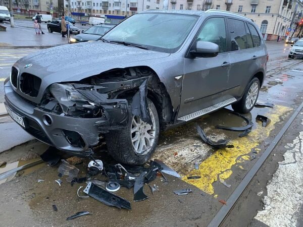 Два внедорожника столкнулись с автобусом и трамваем в Витебске. Фото ГАИ