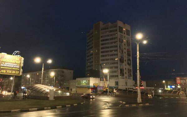 На площади Победы в Витебске появился третий светодиодный экран, его устанавливали вечером 27 февраля на углу улицы Белобородова и проспекта Черняховского. Фото Сергея Серебро