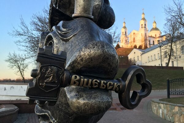 Злосчастный ключ вернулся в пасть скульптурной рыбки в Витебске. Фото Сергея Серебро