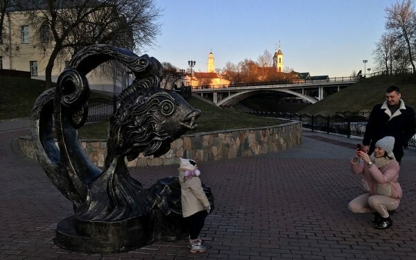 Злосчастный ключ вернулся в пасть скульптурной рыбки в Витебске. Фото Сергея Серебро