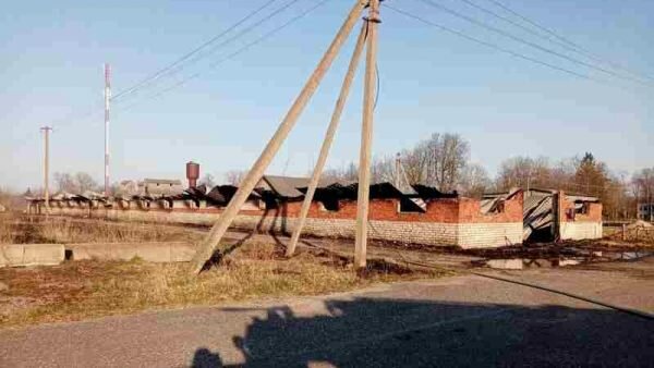 Здание фермы сгорело в Лынтупах. Фото МЧС