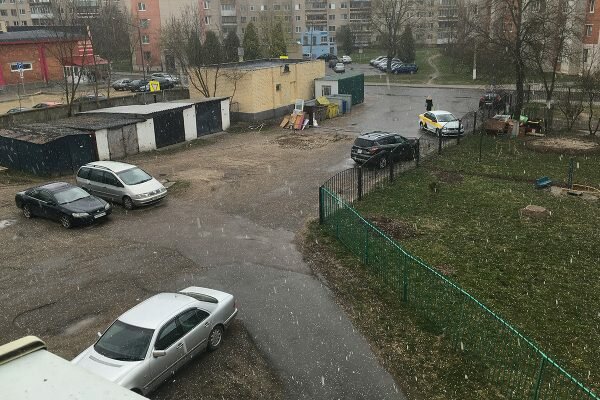 17 апреля в Витебске выпал крупный град. Фото Сергея Серебро