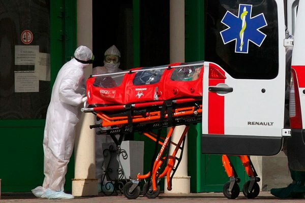 Пациент с подозрением на коронавирус в транспортировочном изолирующем боксе, Витебск / Coronavirus patient in a sealed plastic medical isolation box for transporting in Vitebsk, Belarus. Фото Сергея Серебро / Photo Serge Serebro