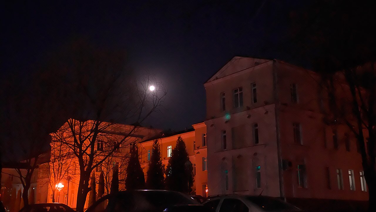 Суперлуние над больницей скорой помощи в Витебске. Фото Сергея Серебро
