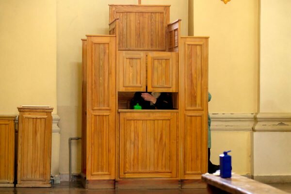 Споведзь, у спавядальні стаіць емістасць з антысэптыкам. Фота Сержука Серабро