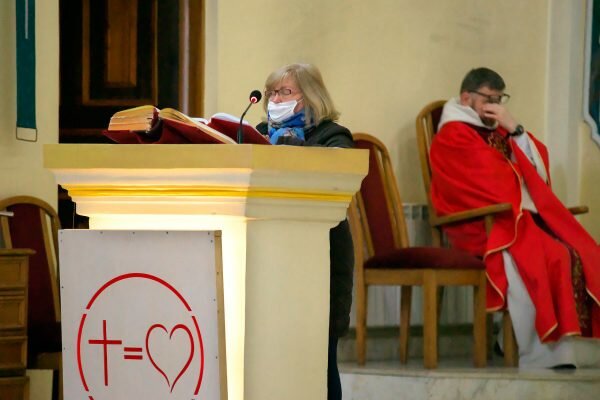 Вернікі прыйшлі ў касёл у медыцынскі масках. Фота Сержука Серабро