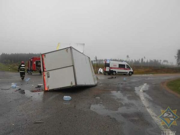 В Оршанском районе грузовик разорвало на части, водителя смогли деблокировать спасатели. Фото МЧС