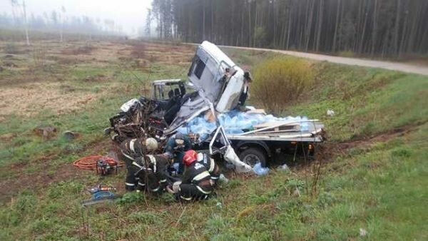 В Оршанском районе грузовик разорвало на части, водителя смогли деблокировать спасатели. Фото МЧС