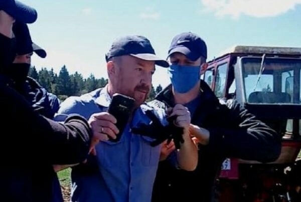 Задержание Андрея Новикова милицией. Фото Ольги Новиковой / vitebskspring.org