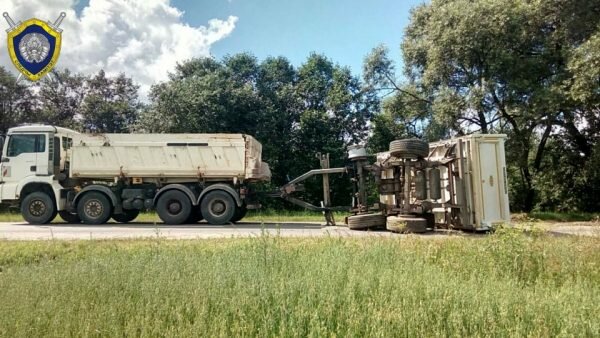 Два самосвала столкнулись в Полоцком районе, пострадал водитель одного из грузовиков. Фото СК