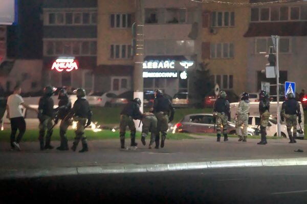 На улицах Витебска силовики в защитной экипировке задерживают людей. Фото Сергея Серебро