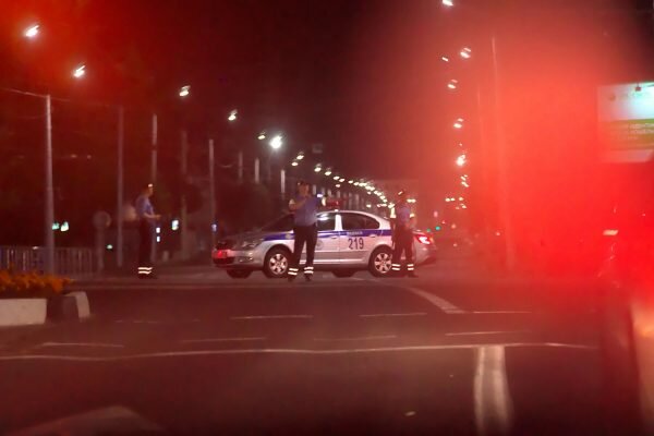 Патрульная машина перекрыла вьезд на проспект Черняховского. Фото Сергея Серебро