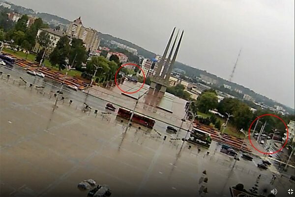 Власти начали стягивать на площадь Победы в Витебске силовиков: на улице Калинина замечены автобусы с милицией, к монументу Три штыка подъехало несколько автозаков.