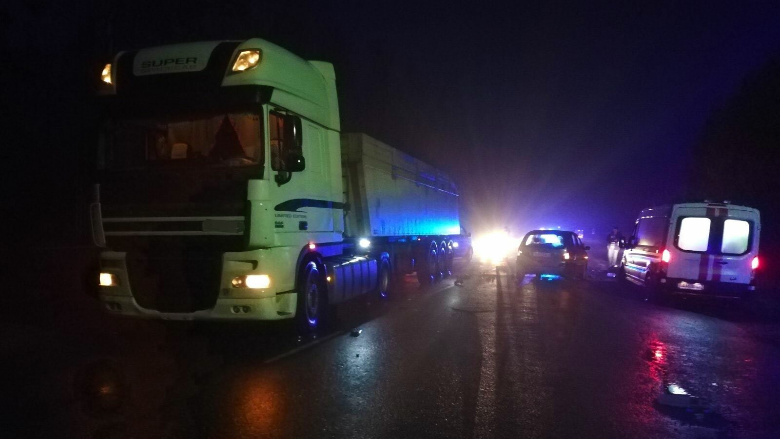 Утром 27 ноября в Новополоцке произошло ДТП с участием двух легковых и грузового автомобилей, пострадали два человека. Фото ГАИ