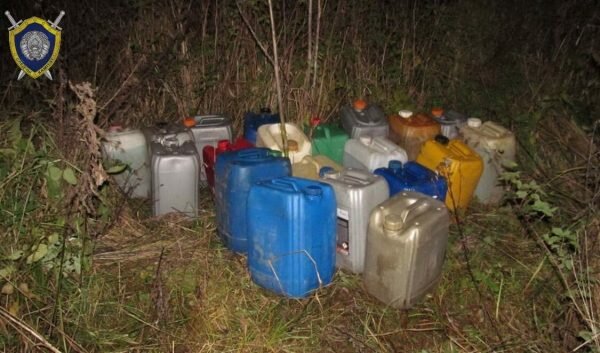 Канистры со слитым из трубопровода дизельным топливом. Фото СК