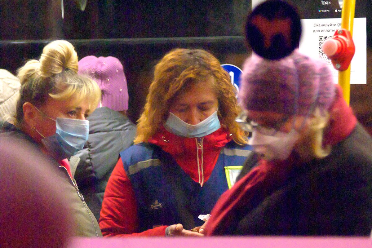 Кондуктор и пассажиры троллейбуса в медицинских масках. Фото Сергея Серебро