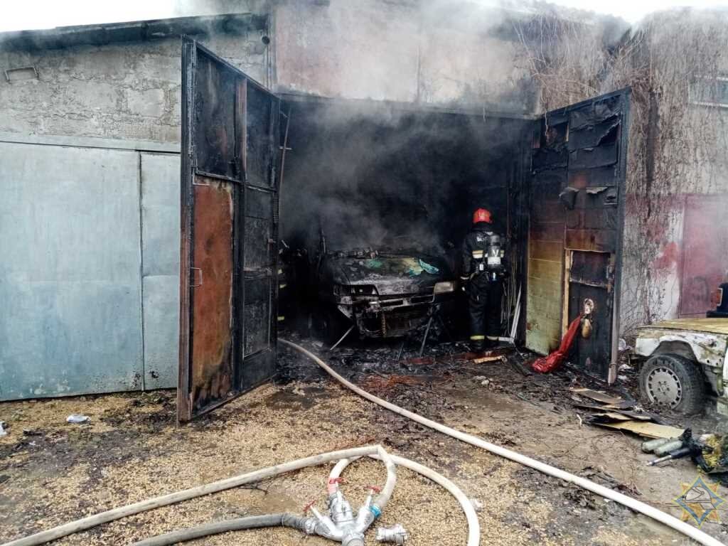 Пожар гаража на улице Катовского. Фото МЧС