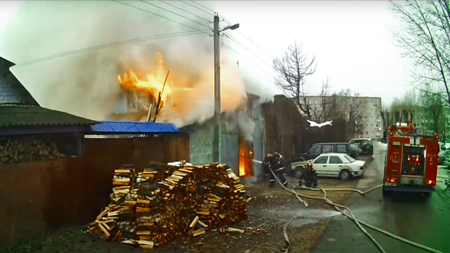 Пожар гаража на улице Катовского. Фото МЧС