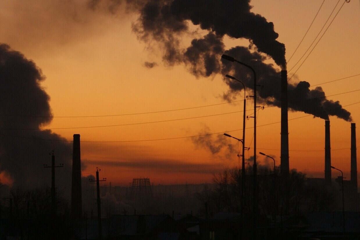 Дымящие заводские трубы в городе, выбросы загрязнений в воздух. Иллюстративное фото pixabay.com