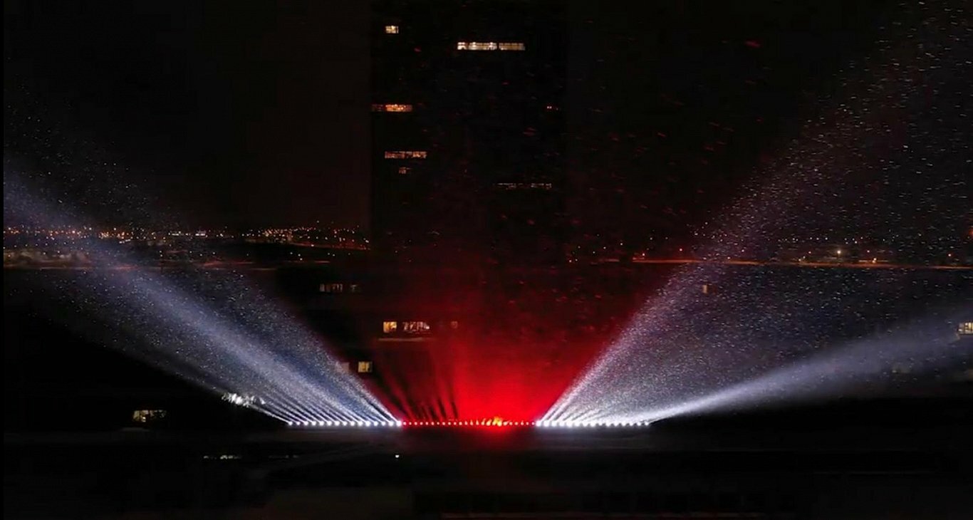 Световое шоу в цветах бело-красно-белого флага над водами Двины у здания Латвийского телевидения. Фото Foto: Kārlis Miksons/LTV