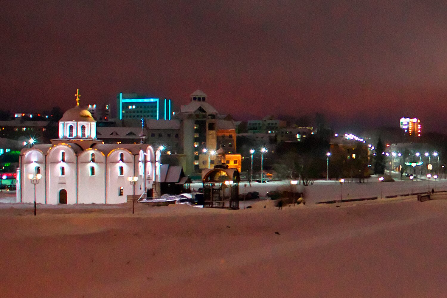 Новое зданіе КГБ в Витебске (в центре). Фото Сергея Серебро