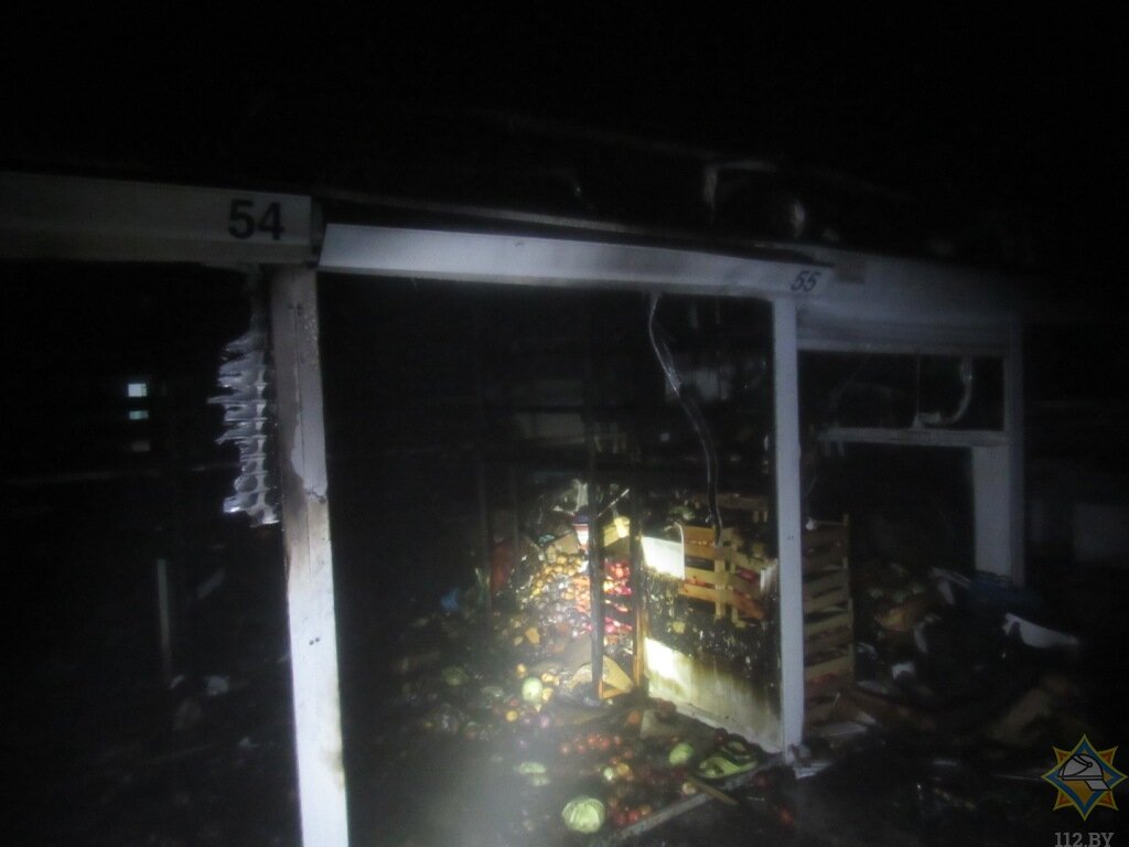 В Новополоцке горел рынок «Дисна», его пытался потушить сторож, но отступил перед огнем. Фото МЧС