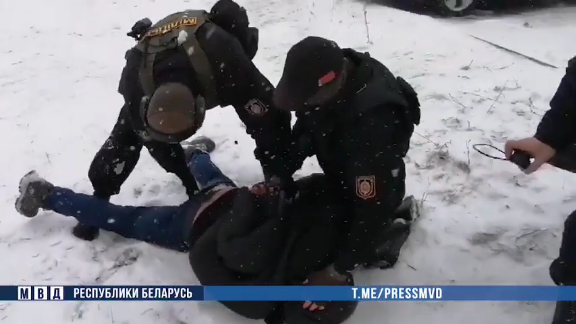 Задержание торговца оружием во время закупки. Оперативное видео