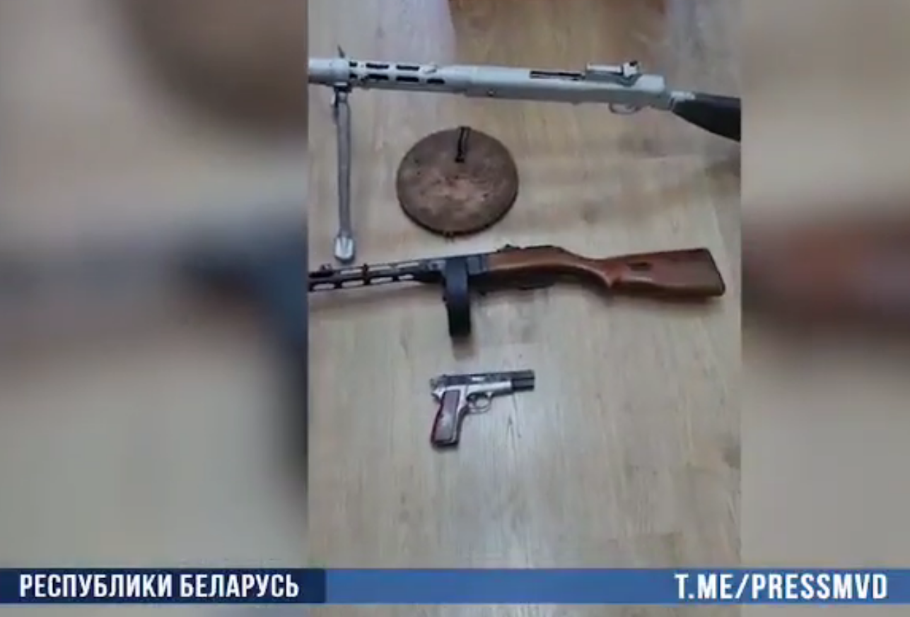 пистолет-пулемет Шпагина ППШ-41, пехотный ручной пулемет Дегтярева ДП-27 и пистолет Браунинга образца 1903 года FN Mle 1903