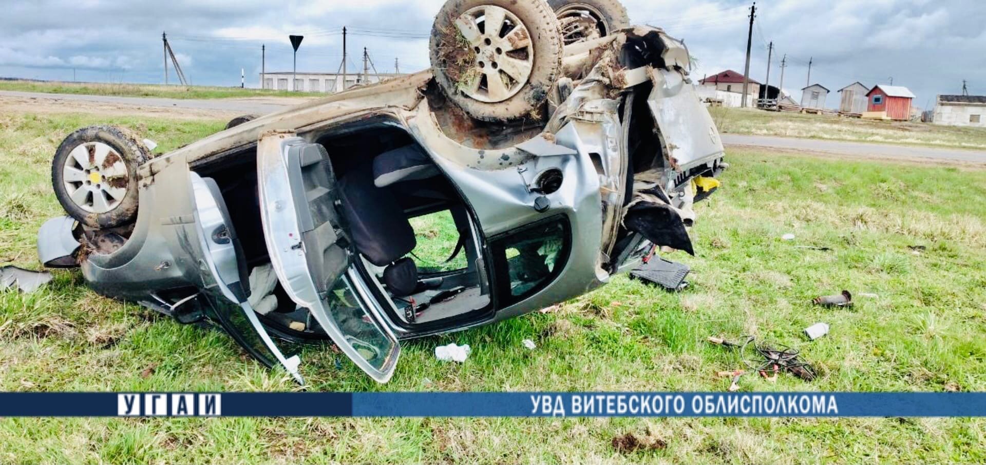В Шарковщинском районе перевернулась легковушка, пострадал водитель. Фото ГАИ