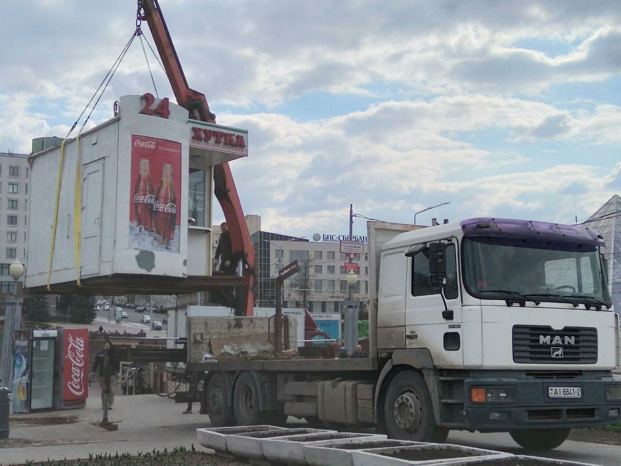 Демонтаж киоска «Хутка-Смачна». Фото Игоря Матвеева