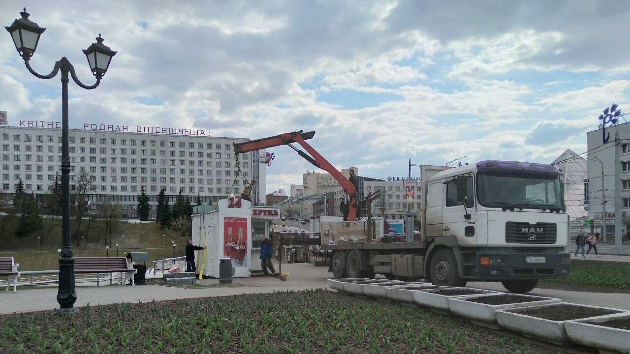 Демонтаж киоска «Хутка-Смачна». Фото Игоря Матвеева