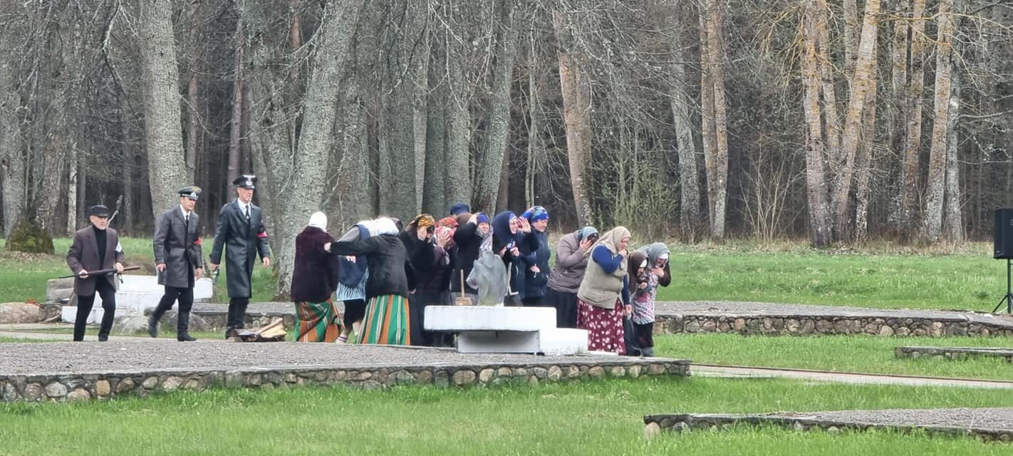 Театрализованное представление в мемориальном комплексе «Шуневка» Докшицкого района. Фото Александра Цвирки