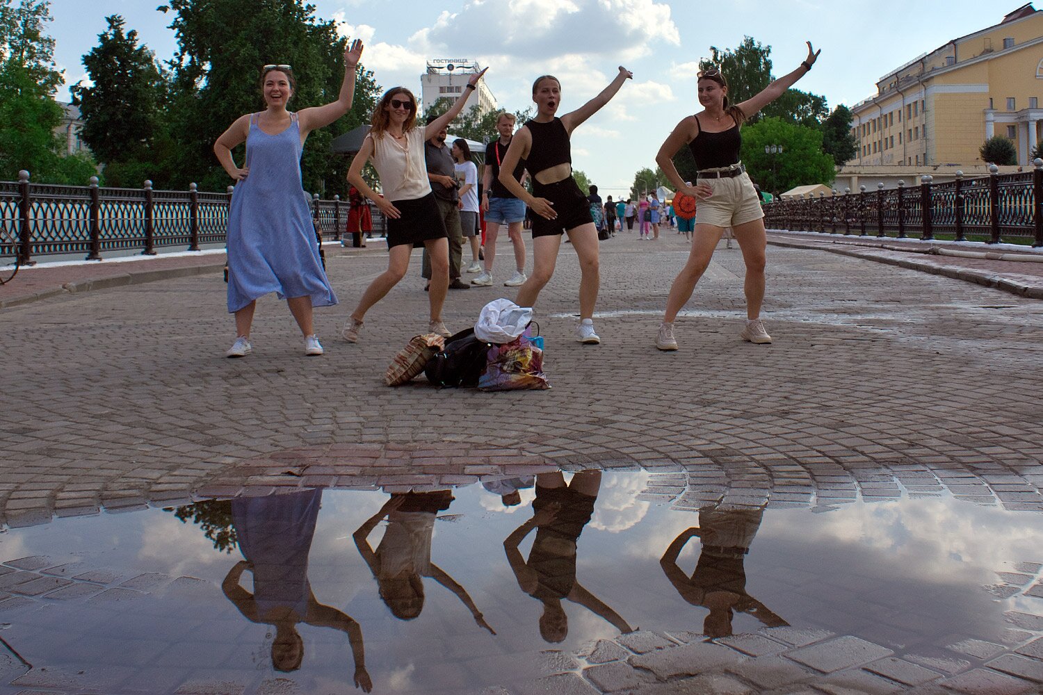 Девушки танцуют на пешеходной улице во время Славянского базара в Витебске. Фото Сергея Серебро