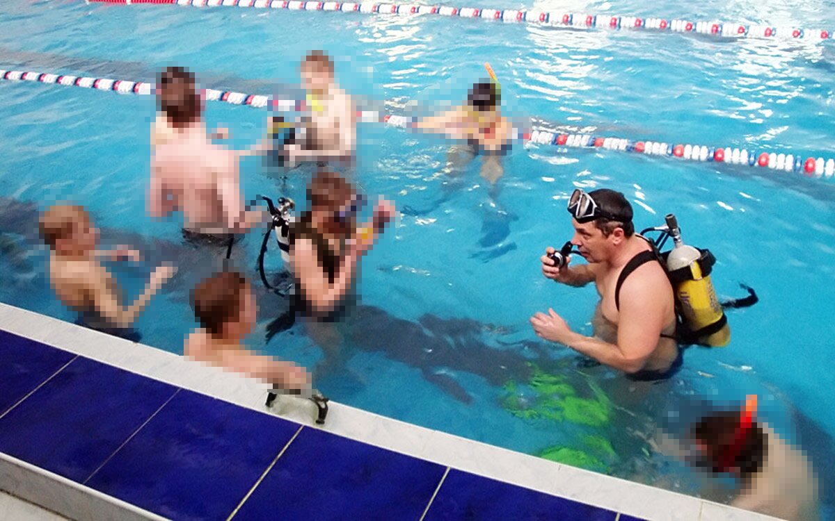 Ремов занимается с детьми в бассейне, 2012 год. Фото из публикации газеты Витьбичи