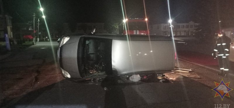 В Лепеле перевернулся минивэн, на котором ехали две юные девушки. Фото МЧС
