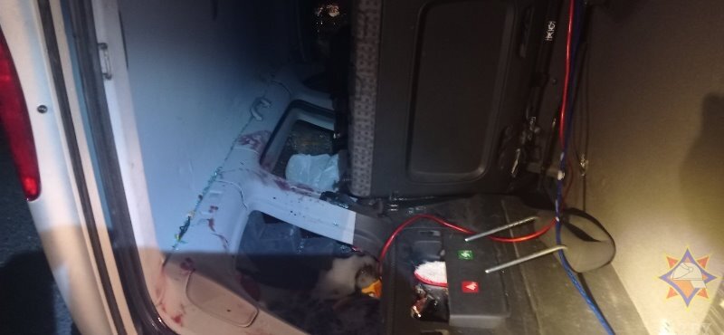 В Лепеле перевернулся минивэн, на котором ехали две юные девушки. Фото МЧС