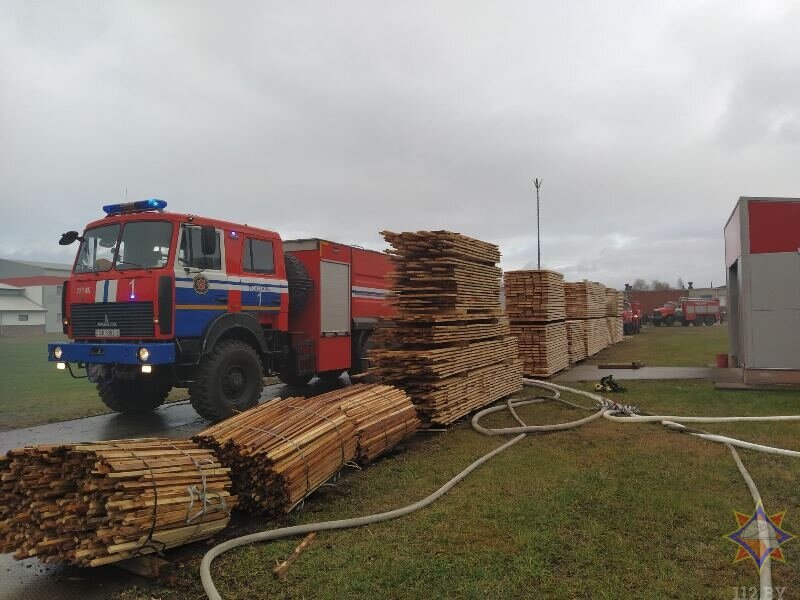 В Поставах горело деревообрабатывающее производство. Фото МЧС