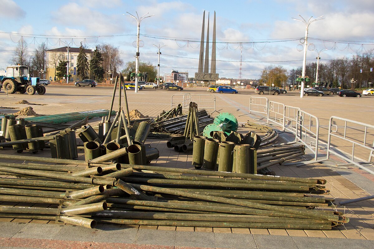 В Витебске уже устанавливают новогоднюю ёлку. Фото Игоря Матвеева