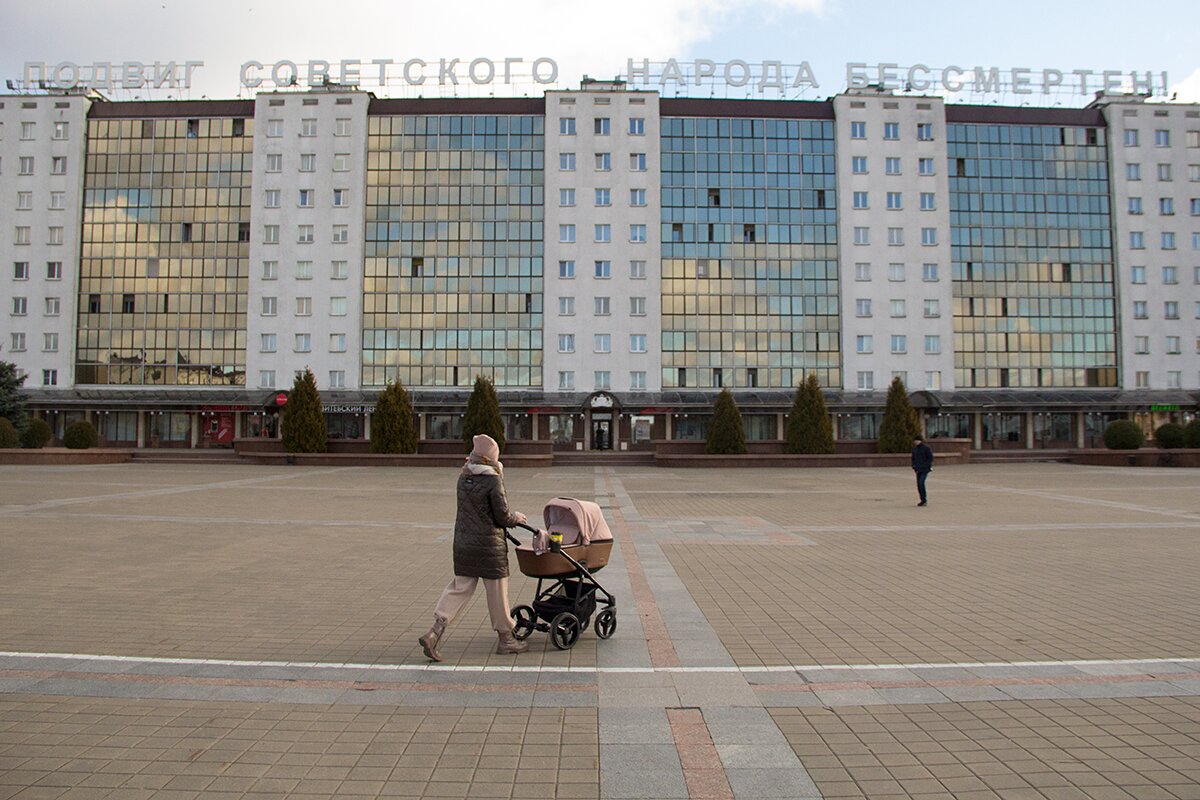 В Витебске уже устанавливают новогоднюю ёлку. Фото Игоря Матвеева