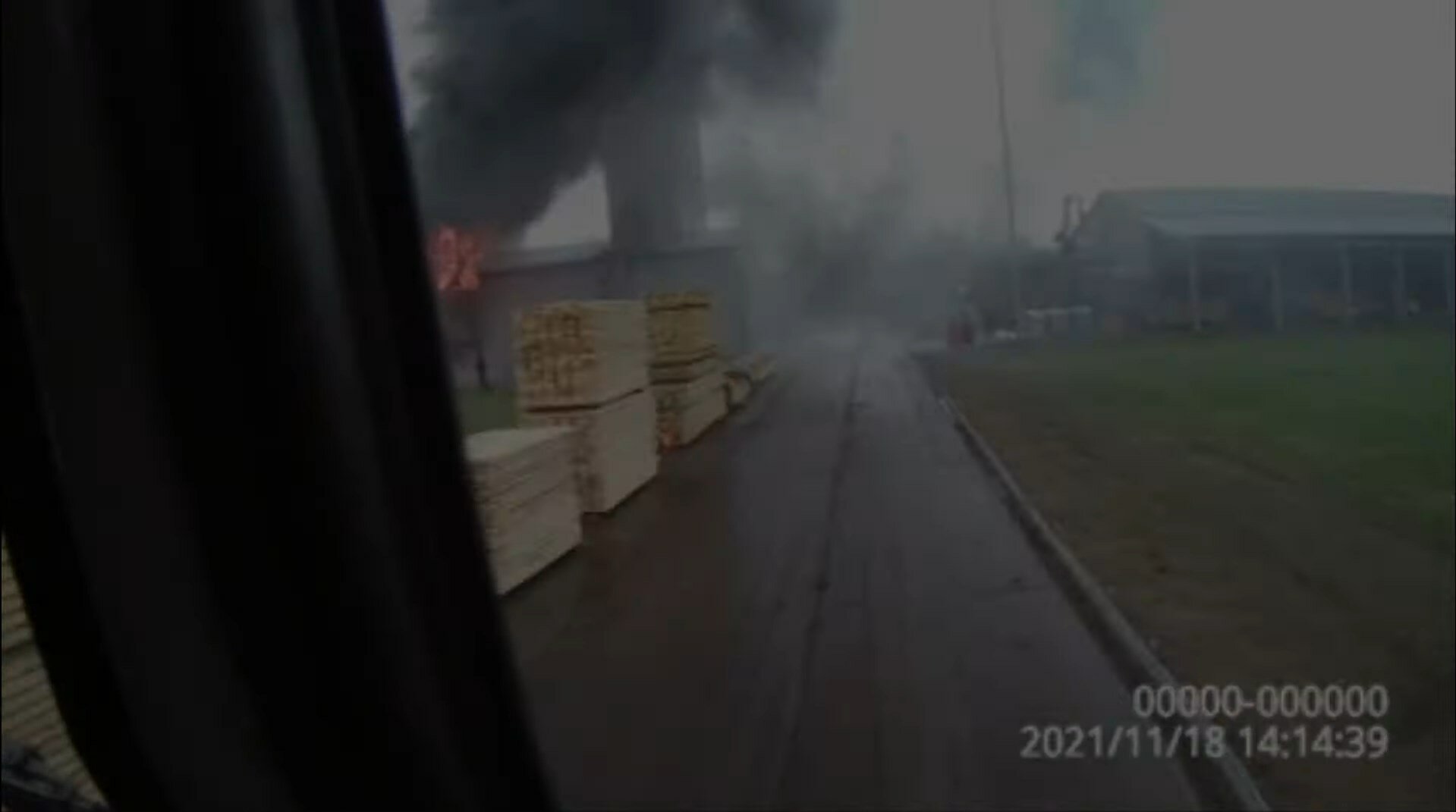 В Поставах горело деревообрабатывающее производство. Фото МЧС