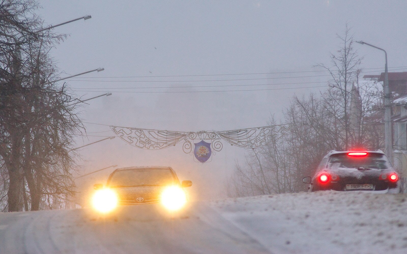 В Витебске выпала почти половина месячной нормы осадков — сильный снегопад обрушился на город в последний день осени. Фото Сергея Серебро